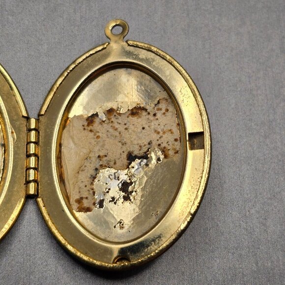 VTG Gold Tone Oval Photo Locket Victorian Revival Embossed Floral Scroll 1.75" - Picture 5 of 10
